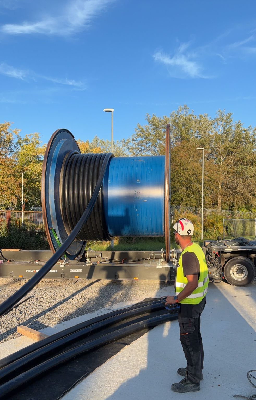 Cable drum mounted on a low-loader with pay-off equipment