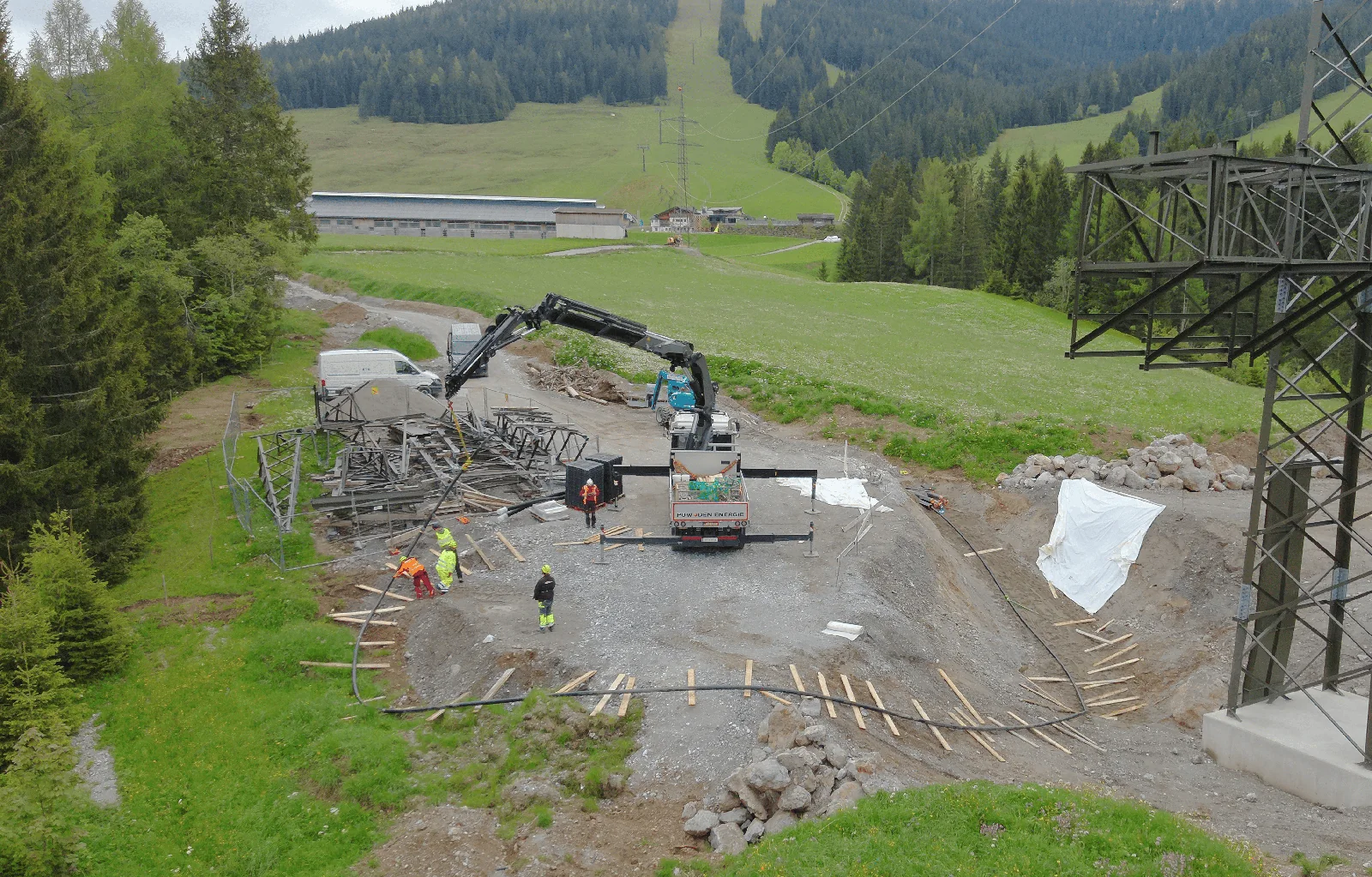 Baustellenbereich und Kabelinfrastruktur im Gelände