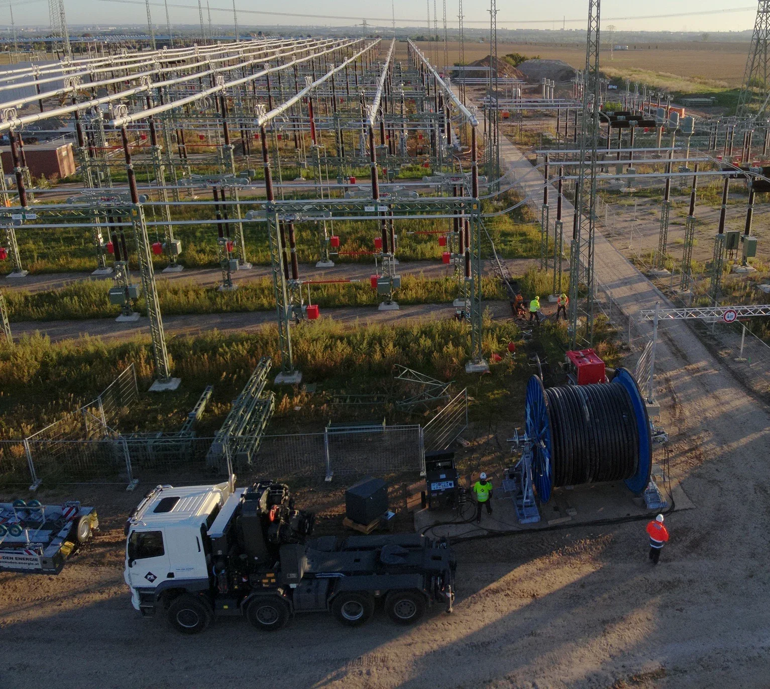 POWODEN-Energie-Fahrzeuge und Kabeltrommeln auf einer Baustelle