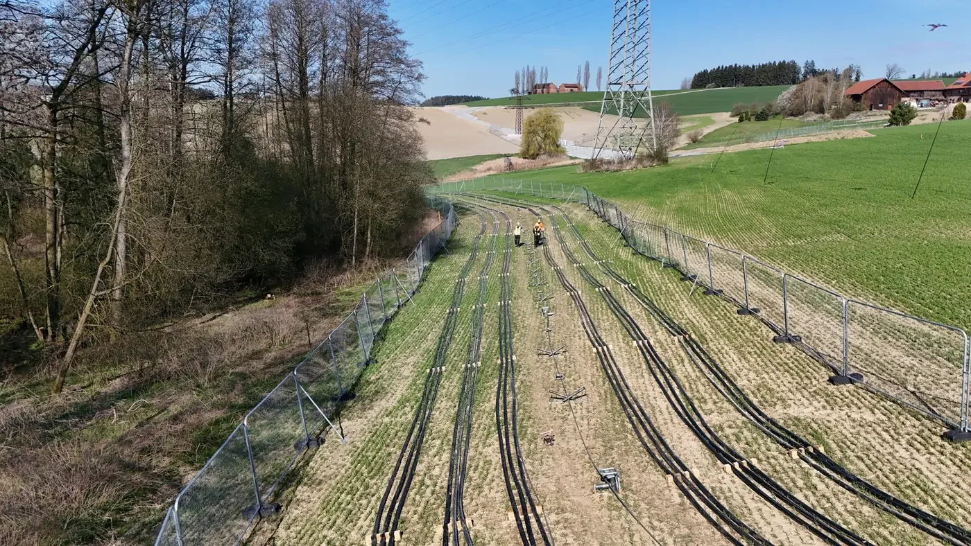 Hochspannungskabel auf einer vorbereiteten Trasse