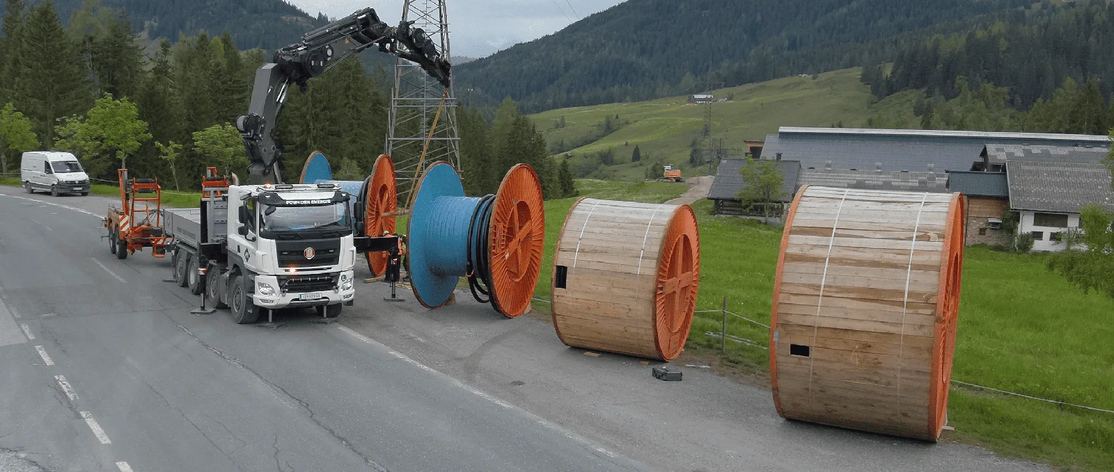 Kabeltrommeln und Transportfahrzeuge an einer Baustelle