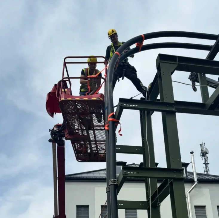 Ladekran im Einsatz an einer Energieanlage