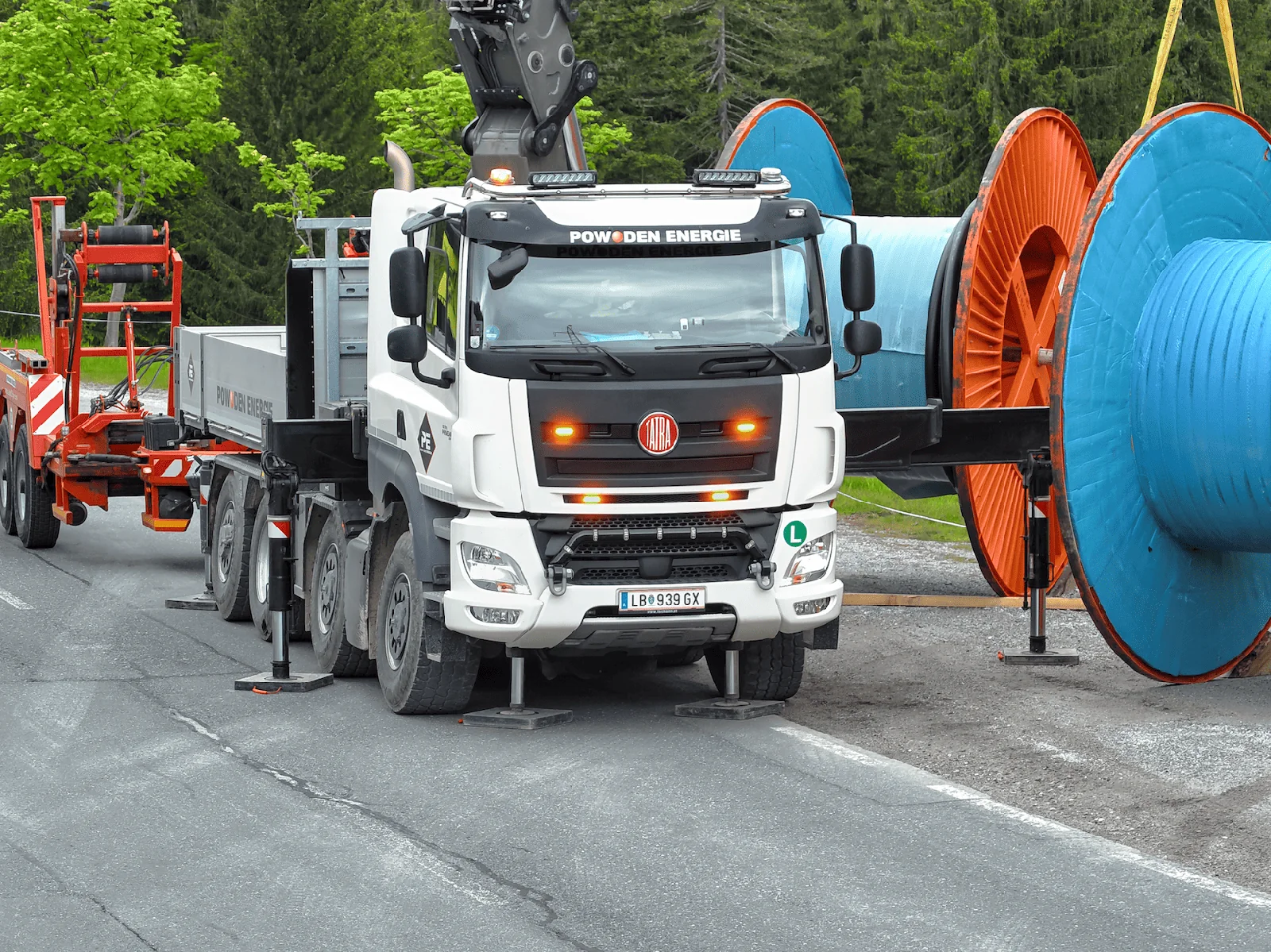 Ladekran-Lkw mit Kabeltrommeln für die Kabelverlegung