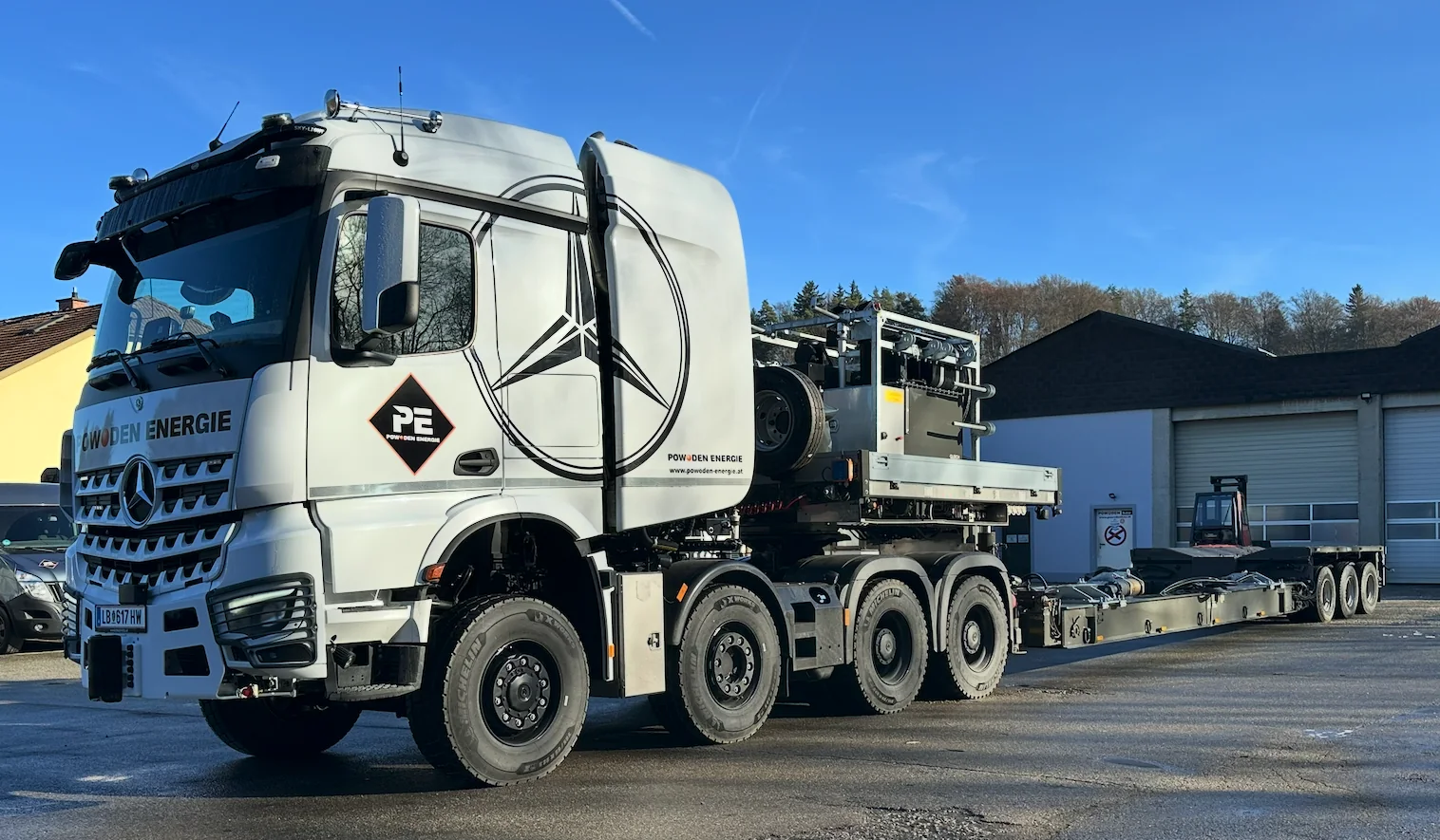 Mercedes-Benz-Zugmaschine mit Schwerlasttransporttechnik
