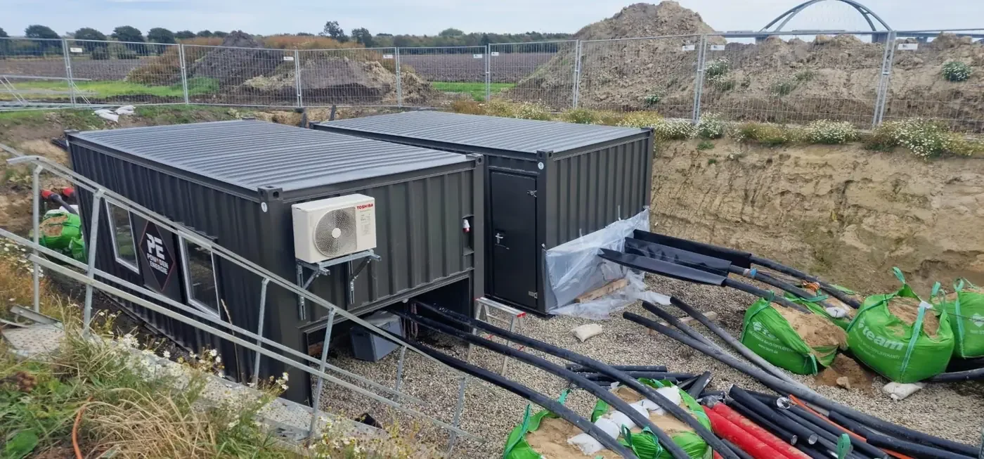 Mobiler Muffenmontagecontainer an einer Kabeltrasse