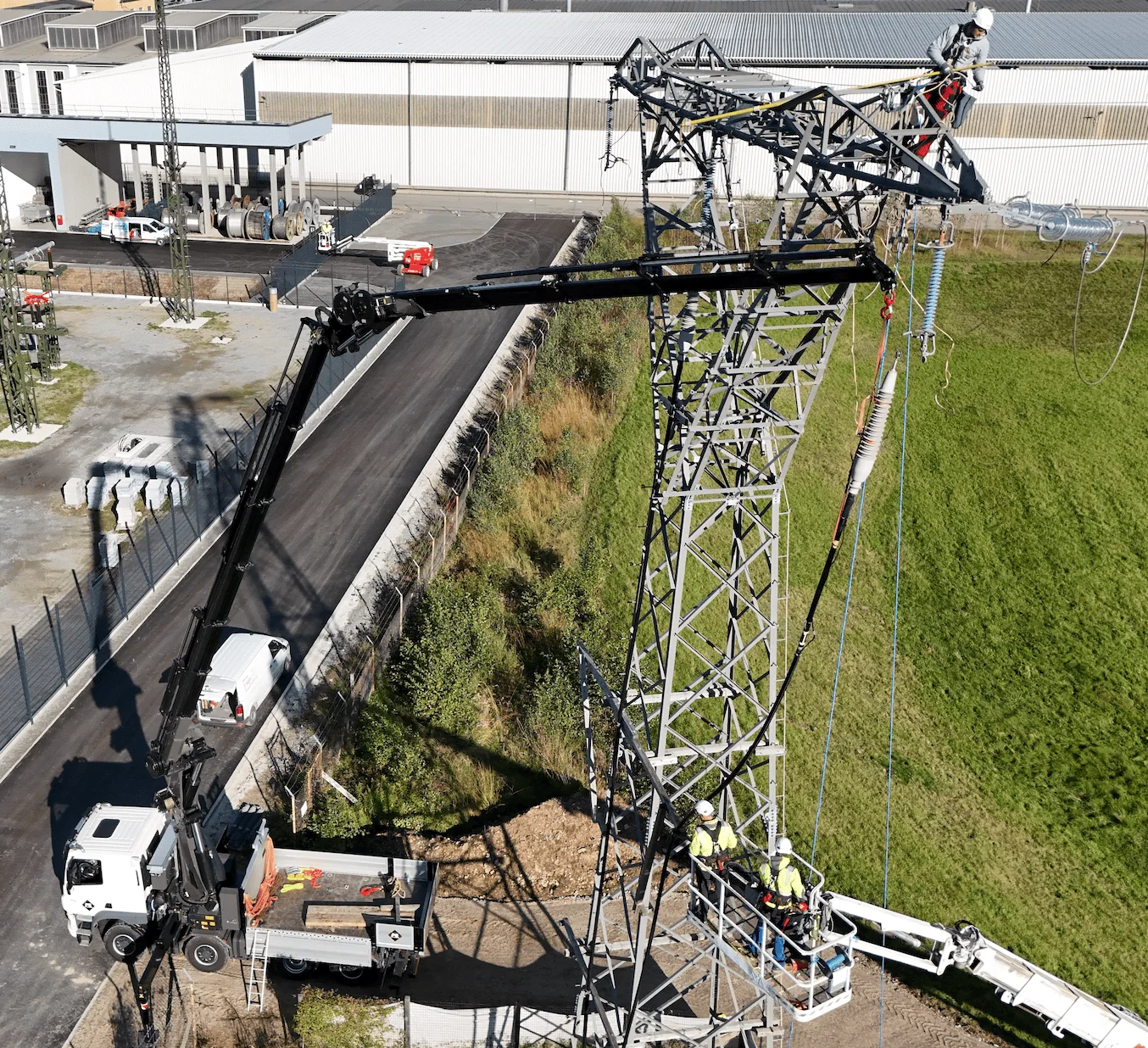 Kabelmontage und Kabelhochführung an einer Energieanlage