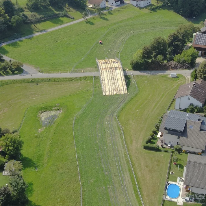 Luftaufnahme temporärer Kabelverbindungen neben einem Umspannwerk
